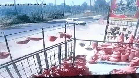 Camera giao thông: Ô tô mất lái lộn nhiều vòng trên đường, tài xế thoát chết nhờ thắt dây an toàn