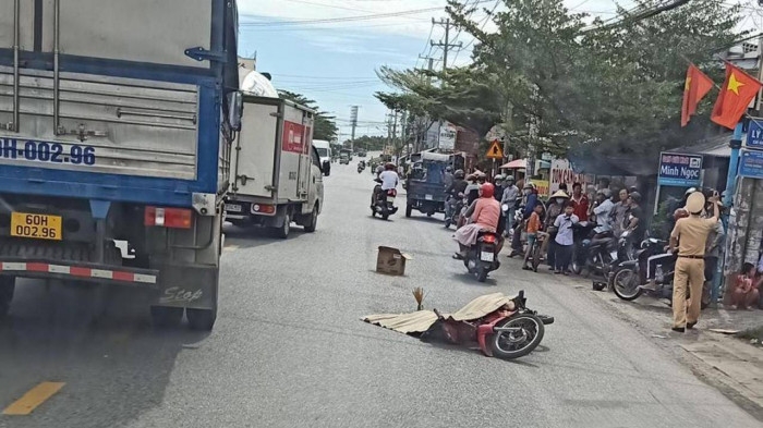 Tai nạn giao thông sáng 26/12: Xe ben nổ lốp đâm liên hoàn 3 xe máy, nhiều người bị thương