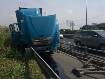 Tin tức tai nạn giao thông (TNGT) chiều 27/12: Xe đầu kéo tông văng dải phân cách rồi lao vào làn xe máy khiến nhiều người khiếp vía
