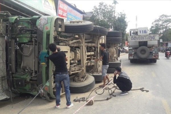 Tin tức tai nạn giao thông chiều 29/12: Container tông xe đạp, hai bà cháu thương vong