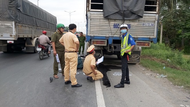 Tin tức tai nạn giao thông chiều 30/12:  Xe tải mất phanh đâm vào 5 ô tô đang đậu bên đường, cuốn xe máy vào gầm
