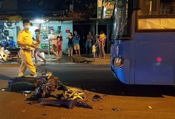 Tin tức tai nạn giao thông sáng 31/12: Đối đầu xe buýt, xe máy gãy đôi, 1 người bị thương nặng