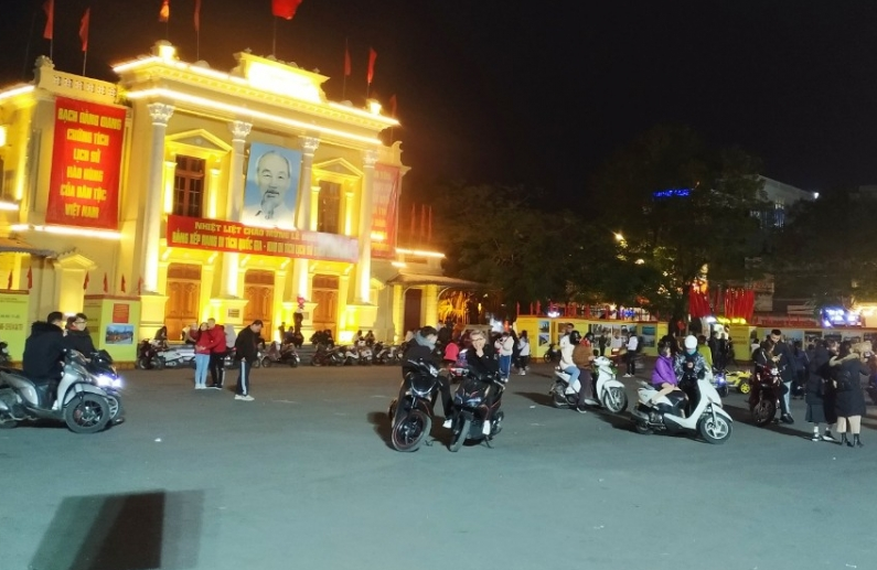 Người dân cả nước đổ về các khu vực trung tâm chào đón năm mới 2021 Người dân cả nước đổ về các khu vực trung tâm chào đón năm mới 2021