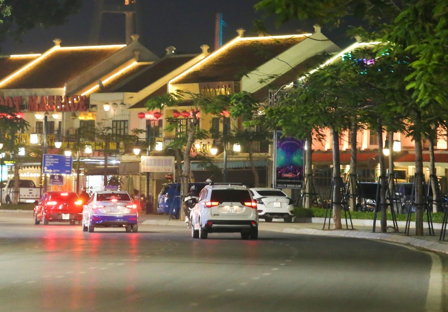 Người dân cả nước đổ về các khu vực trung tâm chào đón năm mới 2021 Người dân cả nước đổ về các khu vực trung tâm chào đón năm mới 2021