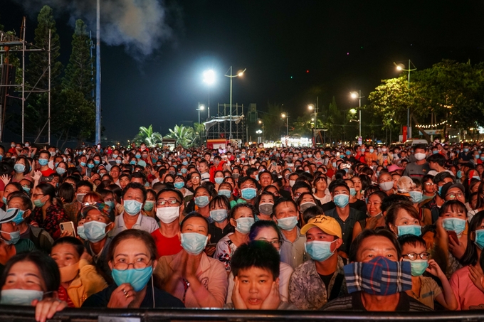 Người dân cả nước đổ về các khu vực trung tâm chào đón năm mới 2021 Người dân cả nước đổ về các khu vực trung tâm chào đón năm mới 2021