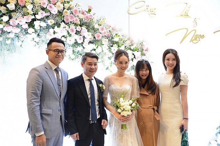 NSND Công Lý hạnh phúc trong ngày kết duyên với bạn gái kém 15 tuổi Ngọc Hà NSND Công Lý hạnh phúc trong ngày kết hôn với bạn gái kém 15 tuổi Ngọc Hà