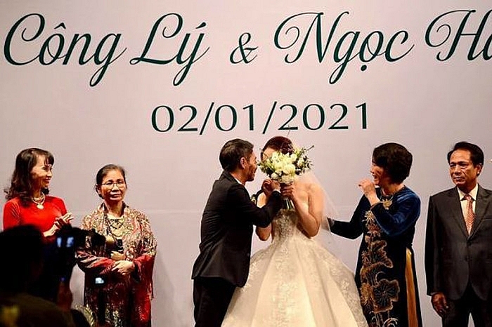 NSND Công Lý hạnh phúc trong ngày kết duyên với bạn gái kém 15 tuổi Ngọc Hà NSND Công Lý hạnh phúc trong ngày kết hôn với bạn gái kém 15 tuổi Ngọc Hà