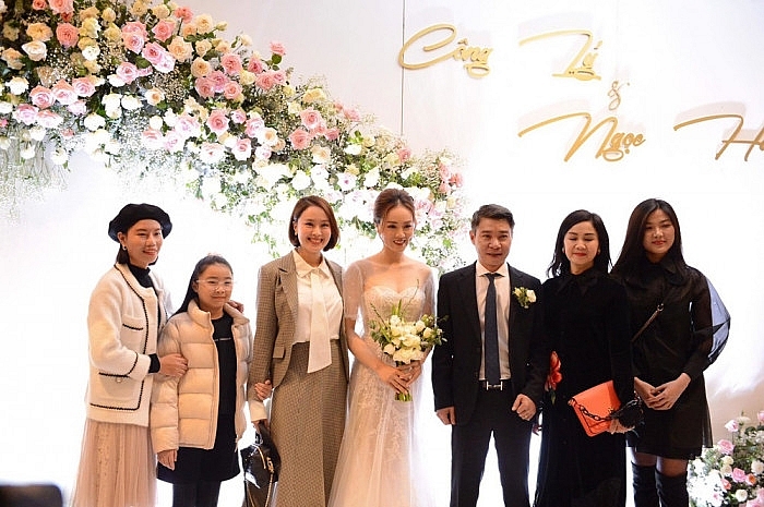 NSND Công Lý hạnh phúc trong ngày kết duyên với bạn gái kém 15 tuổi Ngọc Hà NSND Công Lý hạnh phúc trong ngày kết hôn với bạn gái kém 15 tuổi Ngọc Hà