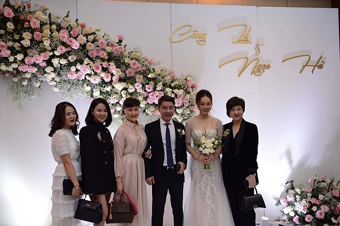 NSND Công Lý hạnh phúc trong ngày kết duyên với bạn gái kém 15 tuổi Ngọc Hà NSND Công Lý hạnh phúc trong ngày kết hôn với bạn gái kém 15 tuổi Ngọc Hà