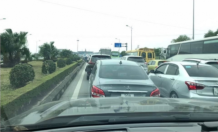Cửa ngõ Hà Nội ken đặc người xe dịp đầu năm Nhiều cửa ngõ vào Hà Nội