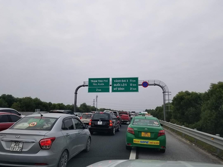 Cửa ngõ Hà Nội ken đặc người xe dịp đầu năm Nhiều cửa ngõ vào Hà Nội