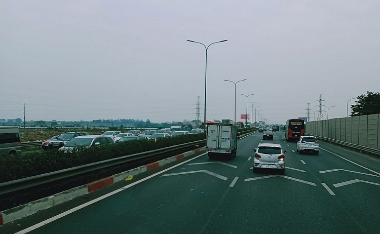 Cửa ngõ Hà Nội ken đặc người xe dịp đầu năm Nhiều cửa ngõ vào Hà Nội