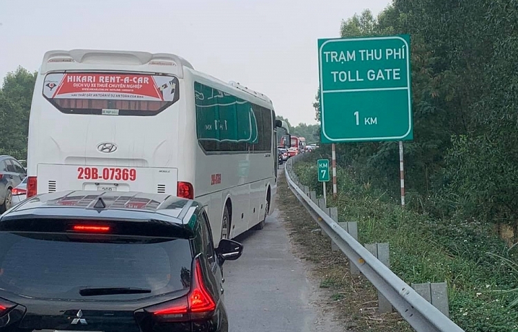 Cửa ngõ Hà Nội ken đặc người xe dịp đầu năm Nhiều cửa ngõ vào Hà Nội