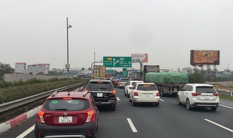 Cửa ngõ Hà Nội ken đặc người xe dịp đầu năm Nhiều cửa ngõ vào Hà Nội