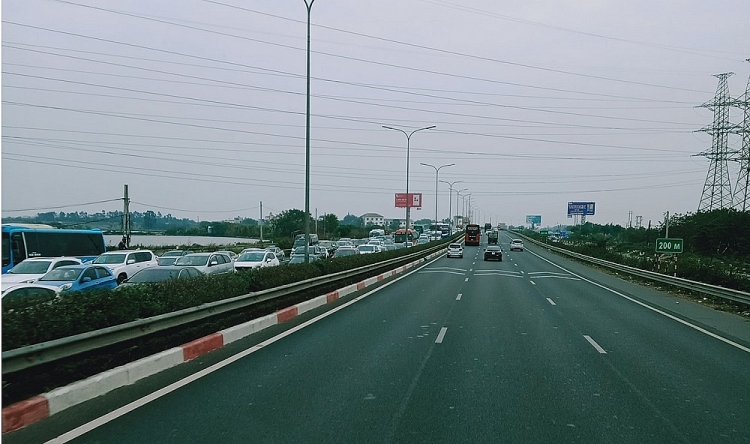 Cửa ngõ Hà Nội ken đặc người xe dịp đầu năm Nhiều cửa ngõ vào Hà Nội