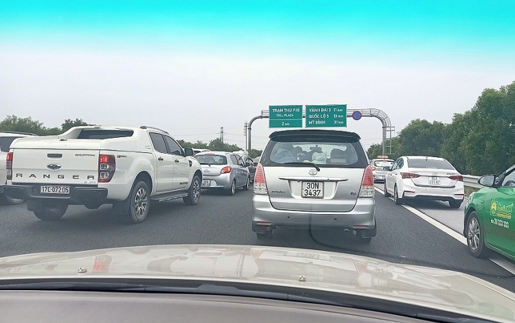 Cửa ngõ Hà Nội ken đặc người xe dịp đầu năm Nhiều cửa ngõ vào Hà Nội