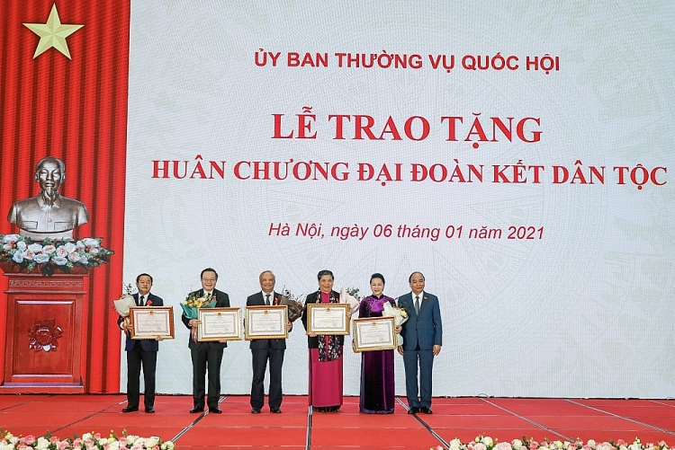 Trao tặng Huân chương Đại đoàn kết dân tộc cho lãnh đạo Quốc hội