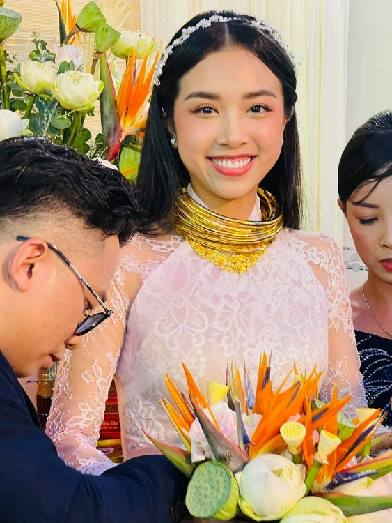 Chân dung Á hậu Thúy An, người đeo 13 cây vàng trong lễ cưới