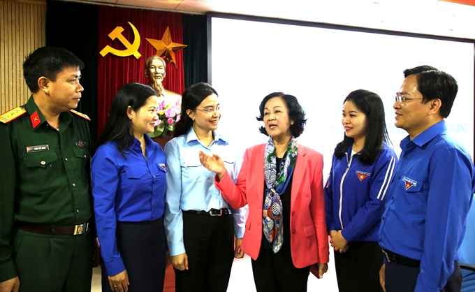 Đồng chí Trương Thị Mai, Ủy viên Bộ Chính trị, Bí thư Trung ương Đảng, Trưởng ban Dân vận Trung ương trao đổi với các cán bộ đoàn chủ chốt, thanh niên tiểu biểu tại Hội nghị góp ý dự thảo các văn kiện Đại hội Đảng do Trung ương Đoàn tổ chức - Ảnh: PC