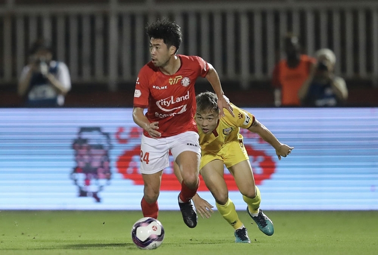 Bầu Đức xuất hiện trên khán đài trong ngày Lee Nguyễn 'tái xuất' V-League