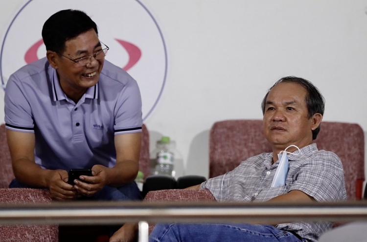 Bầu Đức xuất hiện trên khán đài trong ngày Lee Nguyễn 'tái xuất' V-League