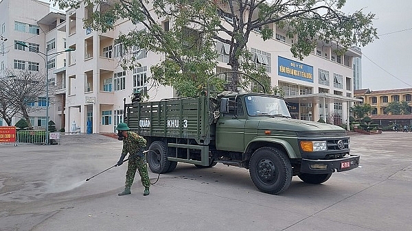 Lực lượng quân đội phun khử khuẩn môi trường tại Bệnh viện dã chiến số 2 Hải Dương (ảnh SK&ĐS)