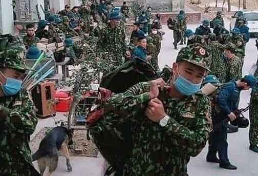 Xúc động video chiến sĩ hành quân vào rừng nhường doanh trại làm nơi cách ly COVID-19 ở Hải Dương