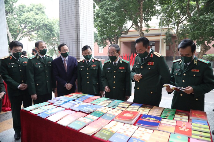 Thượng tướng Võ Minh Lương và các đại biểu thăm quan khu trưng bày sách pháp luật tại hội nghị.