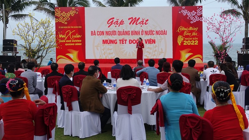 Quảng Bình gặp gỡ, chúc Tết kiều bào trở về quê nhân dịp Tết cổ truyền dân tộc