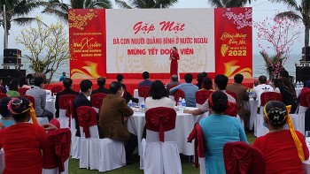Quảng Bình gặp gỡ, chúc Tết kiều bào trở về quê nhân dịp Tết cổ truyền dân tộc