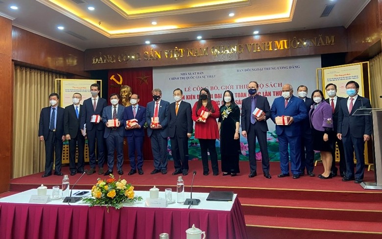 Xuất bản bộ sách Văn kiện Đại hội Đảng lần thứ XIII bằng 7 ngoại ngữ Xuất bản bộ sách Văn kiện Đại hội Đảng lần thứ XIII bằng 7 ngoại ngữ