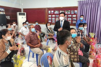 Doanh nghiệp Việt Nam tại Campuchia tặng quà Tết cho bà con gốc Việt và Khmer