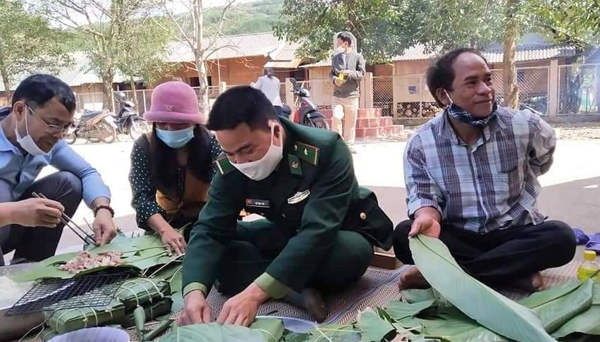 Trung uý Hồ Văn Thủ gói bánh chưng cùng đồng bào.