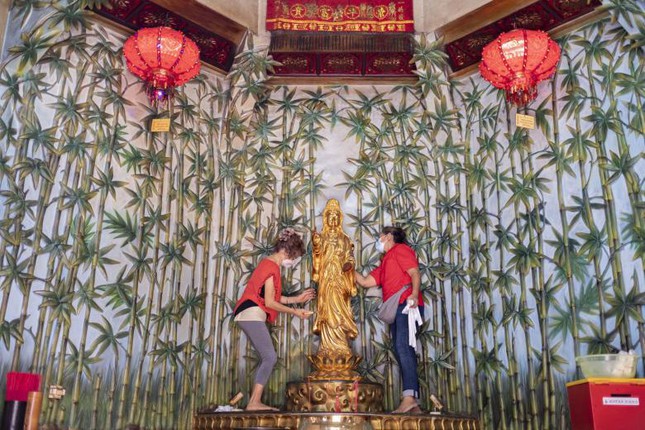 Ch&acirc;u &Aacute; trang ho&agrave;ng rực rỡ, người d&acirc;n n&ocirc; nức mua sắm chuẩn bị đ&oacute;n năm Dần ảnh 14
