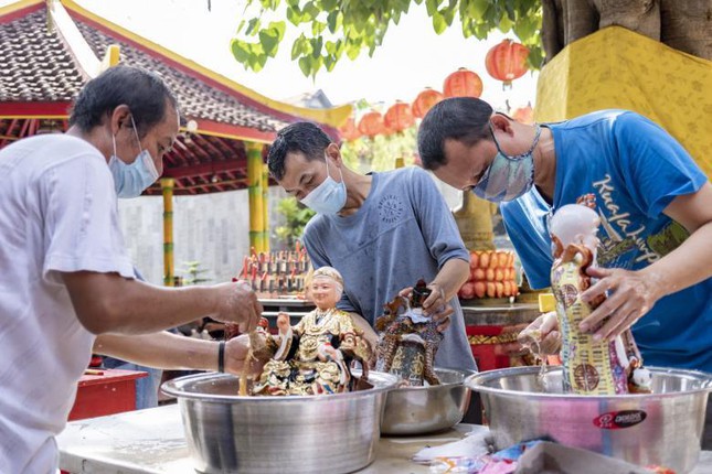 Ch&acirc;u &Aacute; trang ho&agrave;ng rực rỡ, người d&acirc;n n&ocirc; nức mua sắm chuẩn bị đ&oacute;n năm Dần ảnh 13