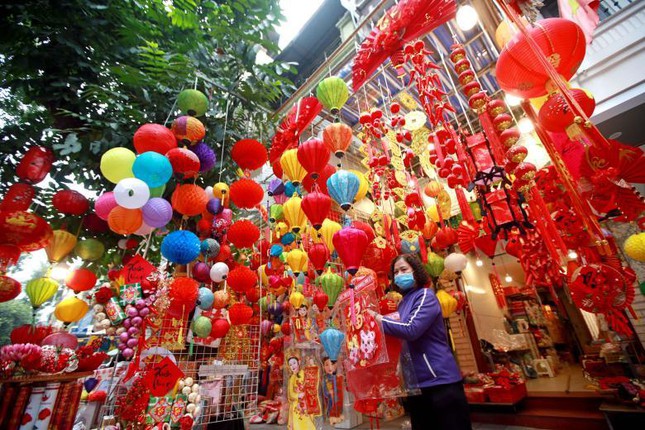 Ch&acirc;u &Aacute; trang ho&agrave;ng rực rỡ, người d&acirc;n n&ocirc; nức mua sắm chuẩn bị đ&oacute;n năm Dần ảnh 32