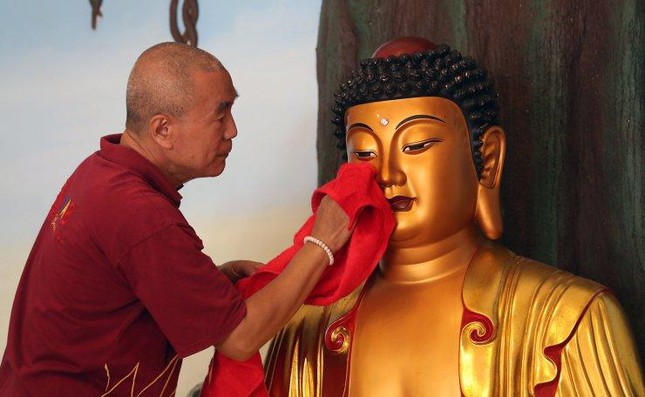 Ch&acirc;u &Aacute; trang ho&agrave;ng rực rỡ, người d&acirc;n n&ocirc; nức mua sắm chuẩn bị đ&oacute;n năm Dần ảnh 12