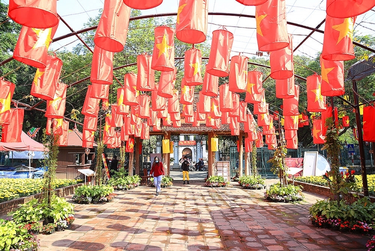 Phố phường Hà Nội rực rỡ trước thời khắc chào đón năm Tân Sửu Phố phường Hà Nội rực rỡ trước thời khắc chào đón năm Tân Sửu