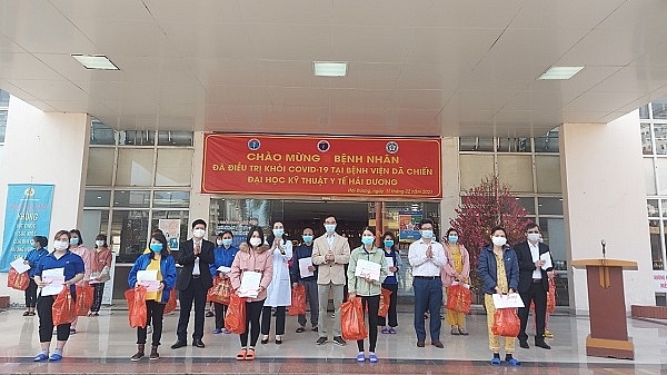 Lãnh đạo Cục QLKCB, Bộ Y tế, Giám đốc BV Bạch Mai, lãnh đạo Sở Y tế...chúc mừng bệnh nhân khỏi bệnh