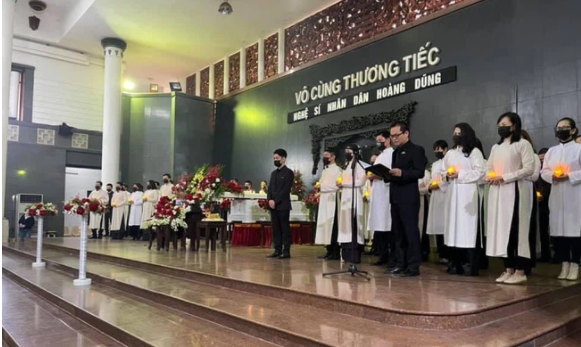 Các nghệ sĩ đến tiễn đưa NSND Hoàng Dũng về nơi an nghỉ cuối cùng Các nghệ sĩ đến tiễn đưa NSND Hoàng Dũng về nơi an nghỉ cuối cùng