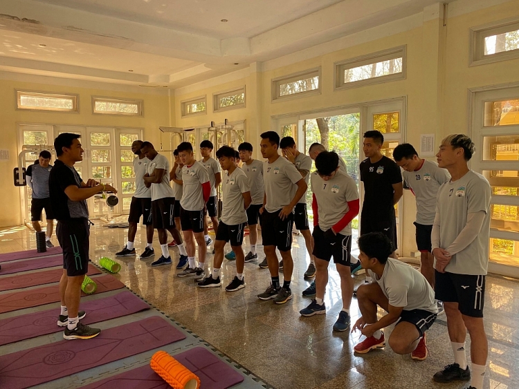 HLV Kiatisak cùng các cầu thủ HAGL đang chuẩn bị cho V-League quay trở lại