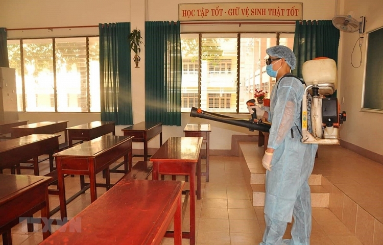 Phun thuốc khử trùng tại các trường học trước khi học sinh quay trở lại trường