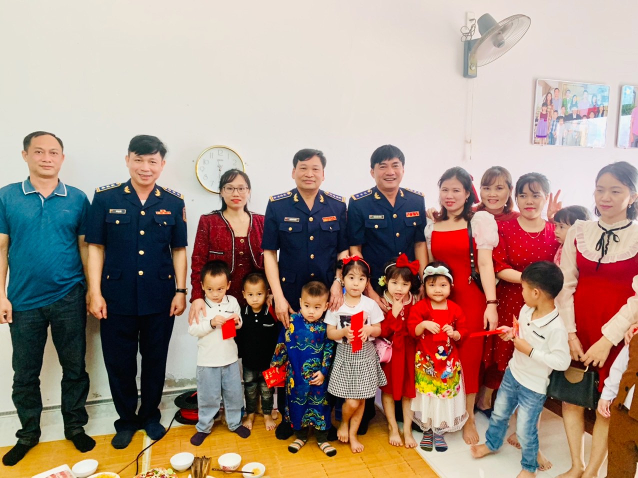 Đại tá Trần Văn Xuân - Phó chính ủy Cảnh sát biển thăm và động viên hậu phương, gia đình các cán bộ, chiến sĩ BTL Vùng Cảnh sát biển 2 trực Tết trên biển.