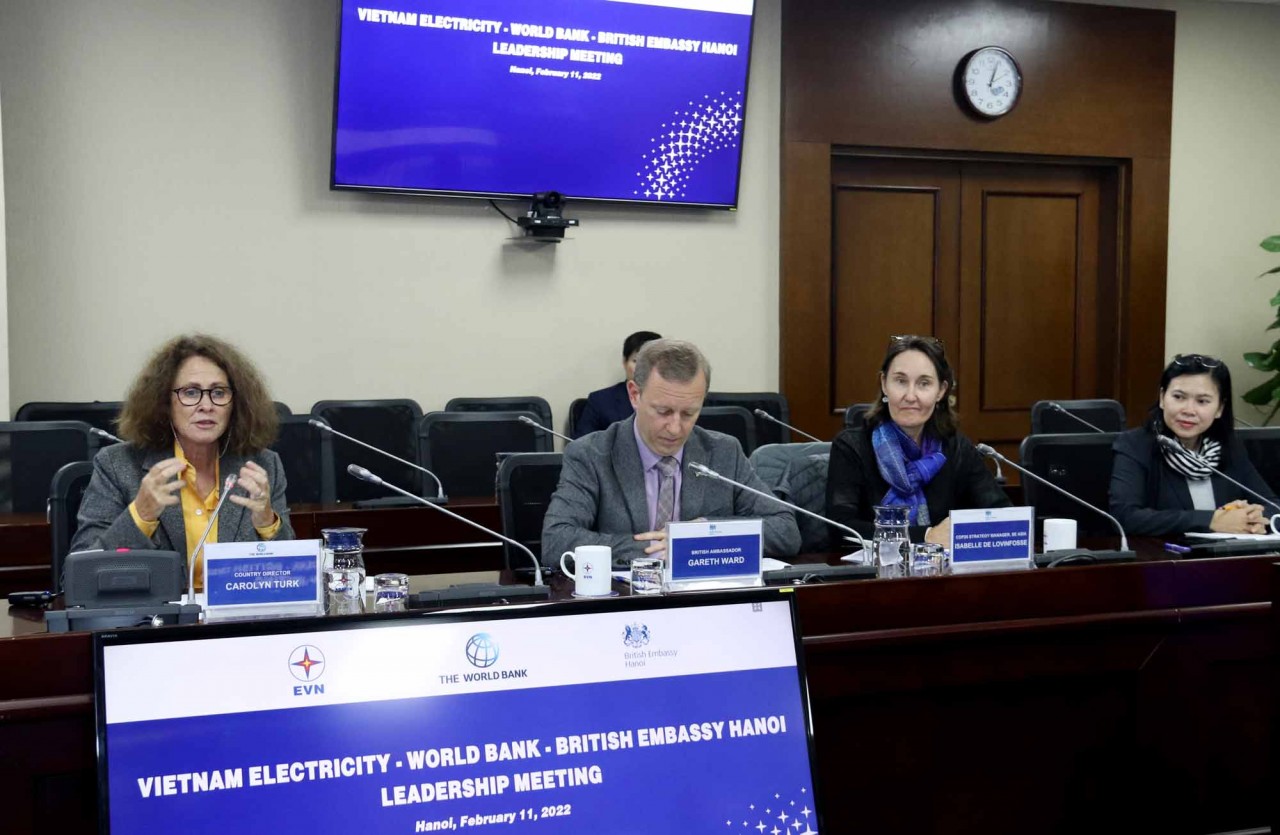  Bà Carolyn Turk – Giám đốc WB tại Việt Nam (ngoài cùng bên trái) phát biểu tại buổi làm việc