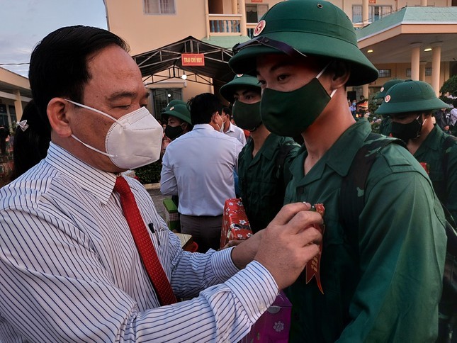 Lãnh đạo huyện Mỹ Xuyên, Sóc Trăng động viên thanh niên lên đường nhập ngũ.