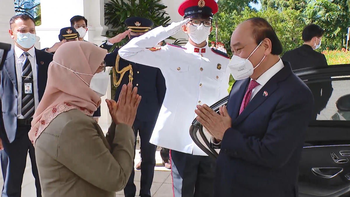 Tổng thống Singapore Halimah Yacob và Phu quân chủ trì lễ đón trọng thể Chủ tịch nước Nguyễn Xuân Phúc và Phu nhân.