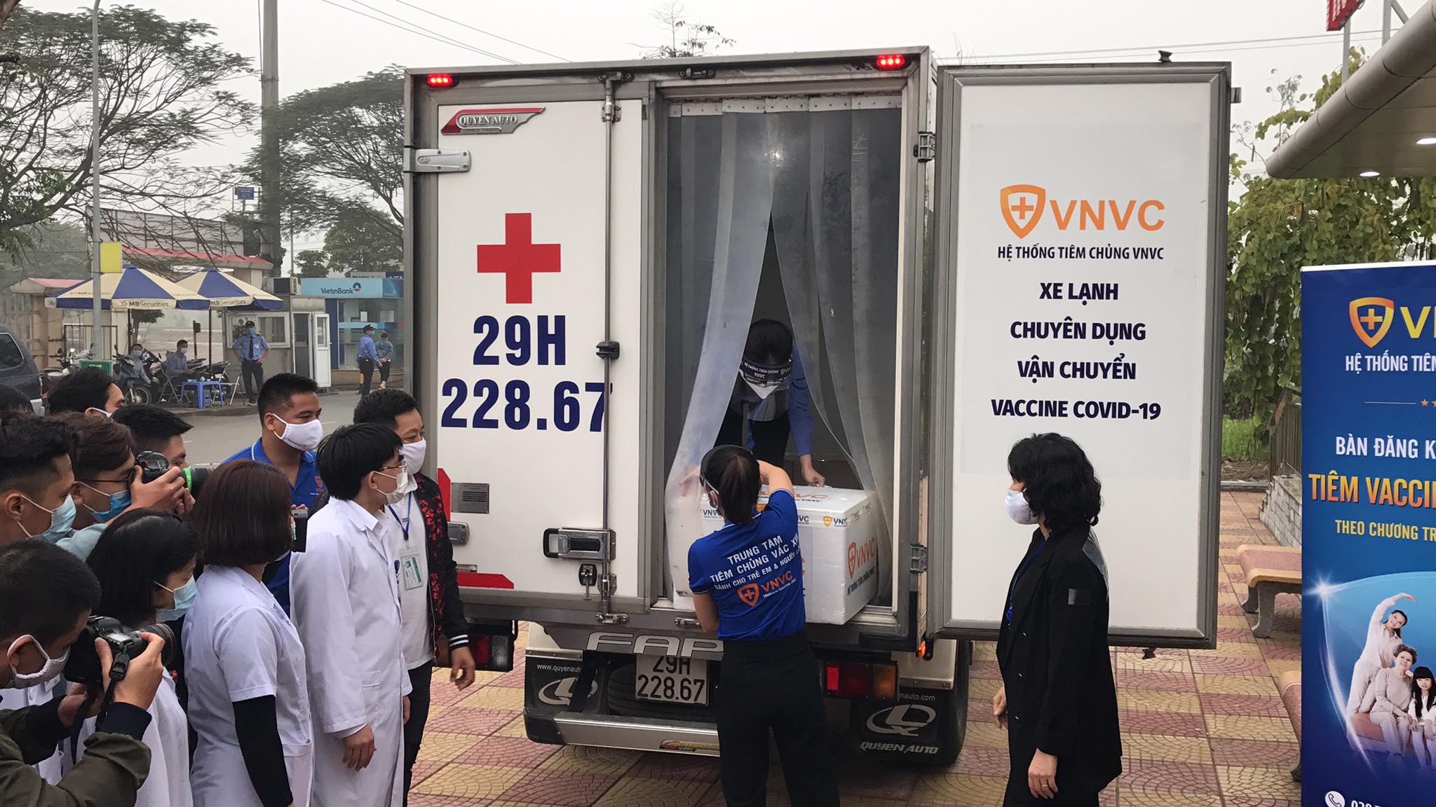 TRỰC TIẾP: Bắt đầu chiến dịch tiêm chủng quy mô lớn nhất từ trước tới nay