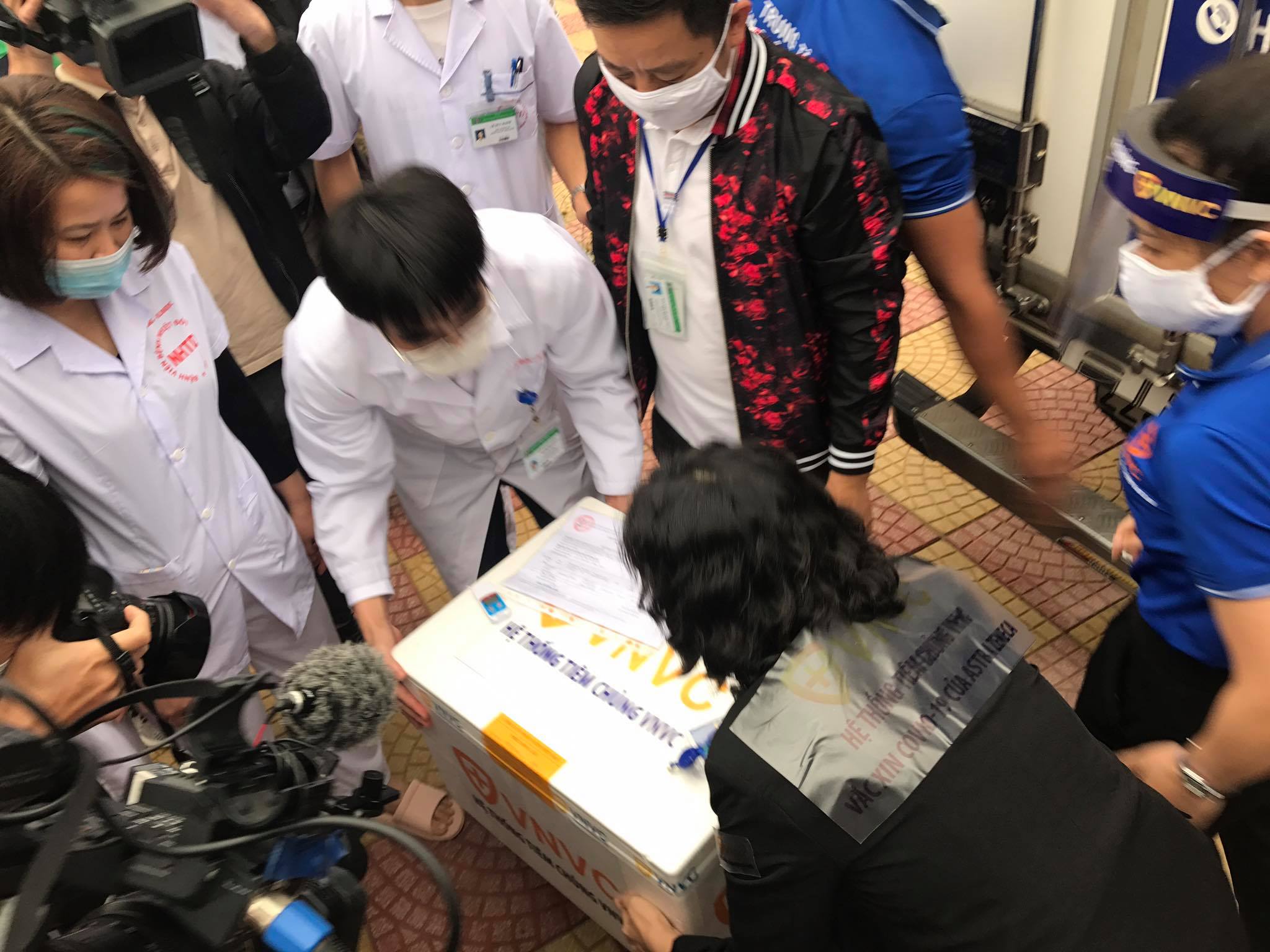 TRỰC TIẾP: Bắt đầu chiến dịch tiêm chủng quy mô lớn nhất từ trước tới nay