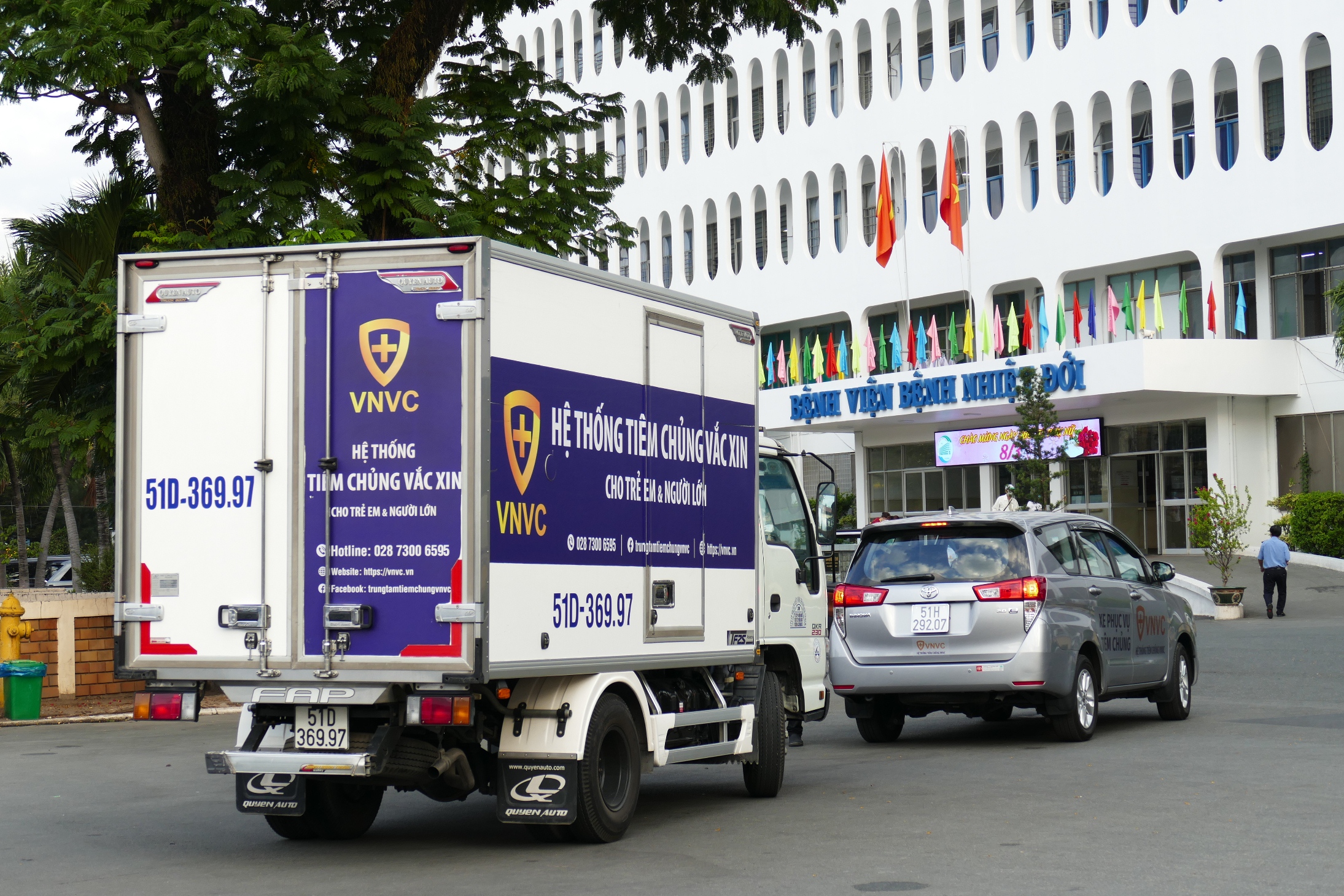 TRỰC TIẾP: Bắt đầu chiến dịch tiêm chủng quy mô lớn nhất từ trước tới nay