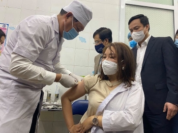 Nhân viên y tế đầu tiên ở Hải Dương được tiêm vaccine COVID-19